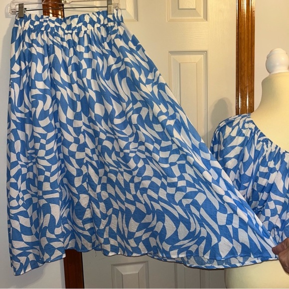 Blue and White Patterned Women's Skirt - Picture 4 of 4